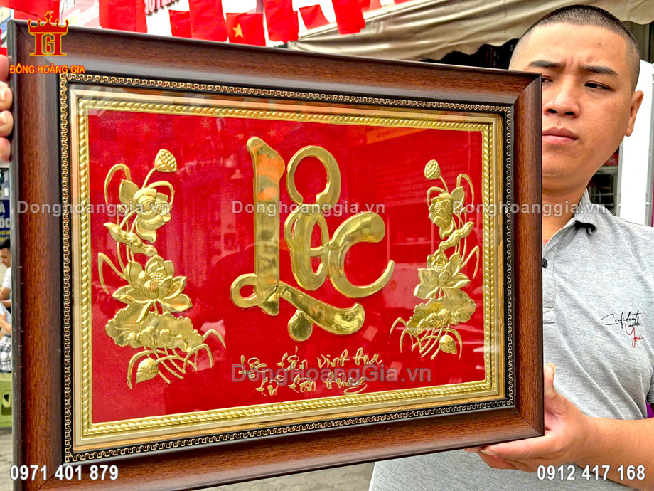 Tranh chữ lộc mạ vàng thích hợp bày trí cho không gian phòng khách sang trọng